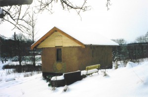 Första projektet (från 1998): ett litet lerputsat halmbalshus som en gång stod i S:t Jörgens Park på Hisingen 